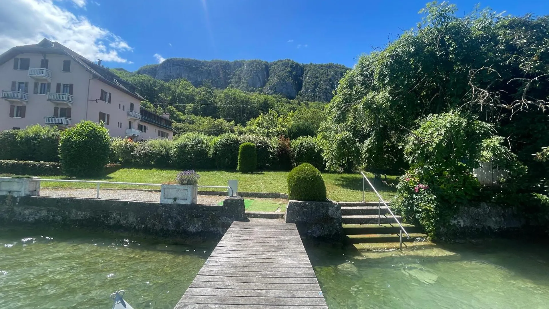 Rare 2 Bedroom With Private Beach On Lake Annecy Doussard Apartman