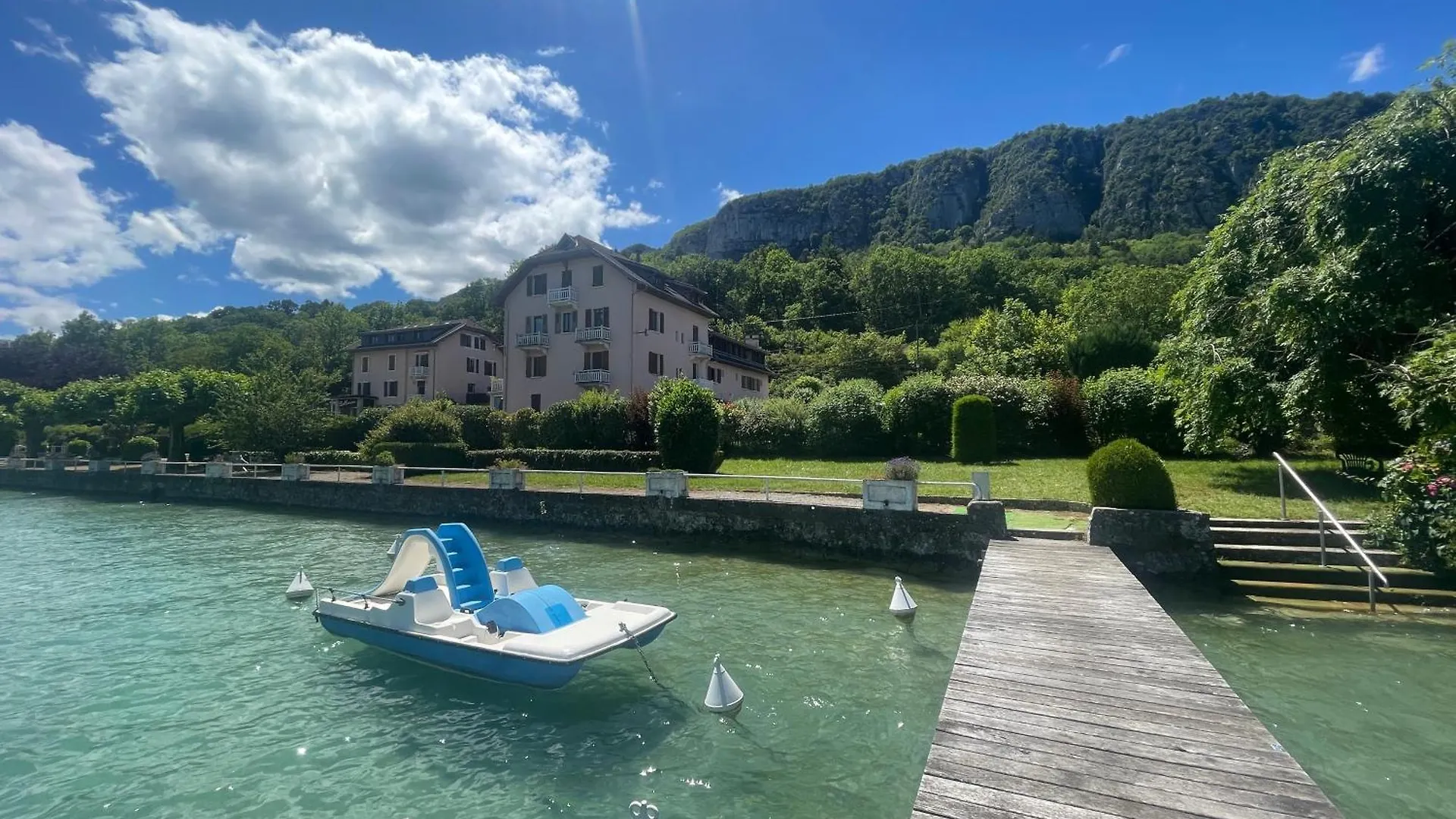 Rare 2 Bedroom With Private Beach On Lake Annecy Doussard